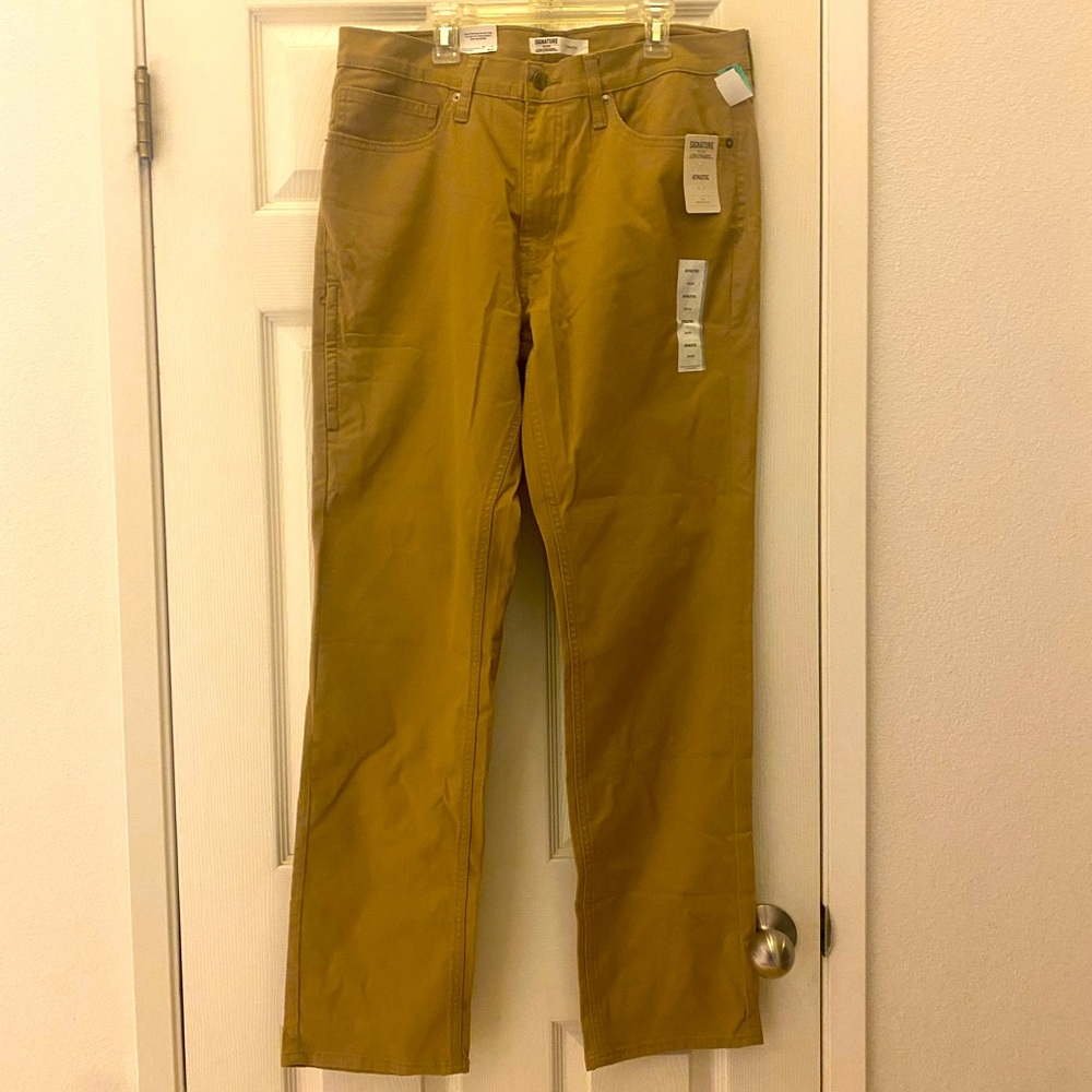 NWT Signature by Levi Strauss & Co.
Gold Men's Athletic Tech Jeans Tan 34X34